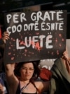 Një grua mban në duar një pankartë me mbishkrimin "për gratë çdo ditë është luftë" gjatë një proteste në Prishtinë, më 15 prill 2024, pas vrasjes së një gruaje 21 vjeçe nga ish-burri i saj.