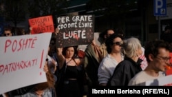 Një vajzë mban në duar një pankartë me mbishkrimin: "Për gratë çdo ditë është luftë" teksa marshon në Prishtinë të hënën më 15 prill, pas vrasjes së një 21-vjeçareje në Ferizaj ditë më parë.