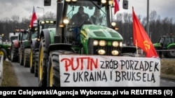Прапор СРСР і плакат з написом «Путіне, наведи лад з Україною і Брюсселем, і з нашими урядовцями» на акції польських фермерів. Ґожичкі, 20 лютого 2024