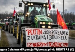 Польща. Прапор СРСР і плакат з написом «Путін, наведи лад з Україною і Брюсселем, і з нашими урядовцями» на акції протесту польських фермерів. Ґожичкі, 20 лютого 2024 року