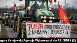 Прапор СРСР і плакат з написом «Путіне, наведи лад з Україною і Брюсселем, і з нашими урядовцями» на акції польських фермерів. Ґожичкі, 20 лютого 2024