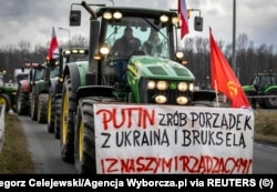 Прапор СРСР і плакат з написом «Путіне, наведи лад з Україною і Брюсселем, і з нашими урядовцями» на акції польських фермерів. Ґожичкі, 20 лютого 2024 року