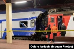 Un conductor de tren și-a pierdut viața în urma accidentului de la finalul lunii martie, în care o locomotivă a izbit un tren de călători staționat în gara Galați. Imagine de la controlul autorităților la fața locului.