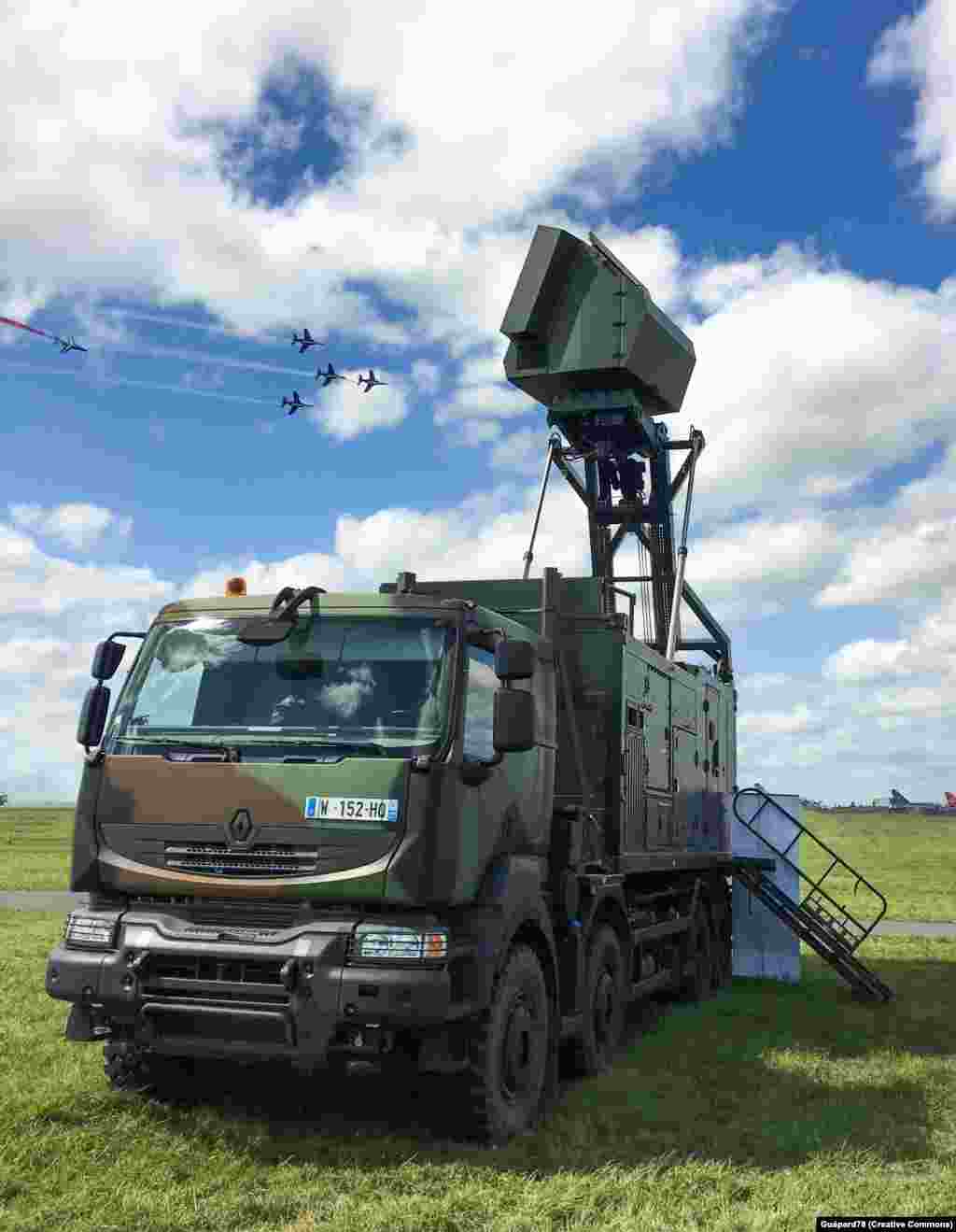 Բեռնատարի վրա տեղադրված Thales Ground Master 200 ռադարային համակարգը Ֆրանսիայի Էվրյո-Ֆովիլ ավիաբազայում, փետրվար, 2020թ. Երևանի Մոսկվայից հեռանալու ևս մեկ նշան է այն, որ երկրի Զինված ուժերը, որոնք պատմականորեն հենվել են խորհրդային և ռուսական արտադրության ռազմական տեխնիկայի վրա, նաև&nbsp;2023-ի հոկտեմբերին ձեռք բերեցին ֆրանսիական արտադրության&nbsp;Thales Ground Master 200 երեք ռադարային համակարգ: Ադրբեջանի նախագահը քննադատել է Հայաստանի կողմից նոր սպառազինությունների վերջին ձեռքբերումները՝ պնդելով, թե Ֆրանսիան &laquo;պատասխանատու կլինի&raquo; հնարավոր նոր հակամարտության բռնկման համար, Հնդկաստանն էլ Հայաստանին զենք վաճառելով ստեղծում է &laquo;թշնամանքն ու անվստահությունը խթանող միջավայր&raquo;: Հայաստանի վարչապետն օրերս դրան հակադարձեց, որ Բաքվի ռազմական բյուջեն Երևանի այդ ծախսերից եռակի ավելի է։ 