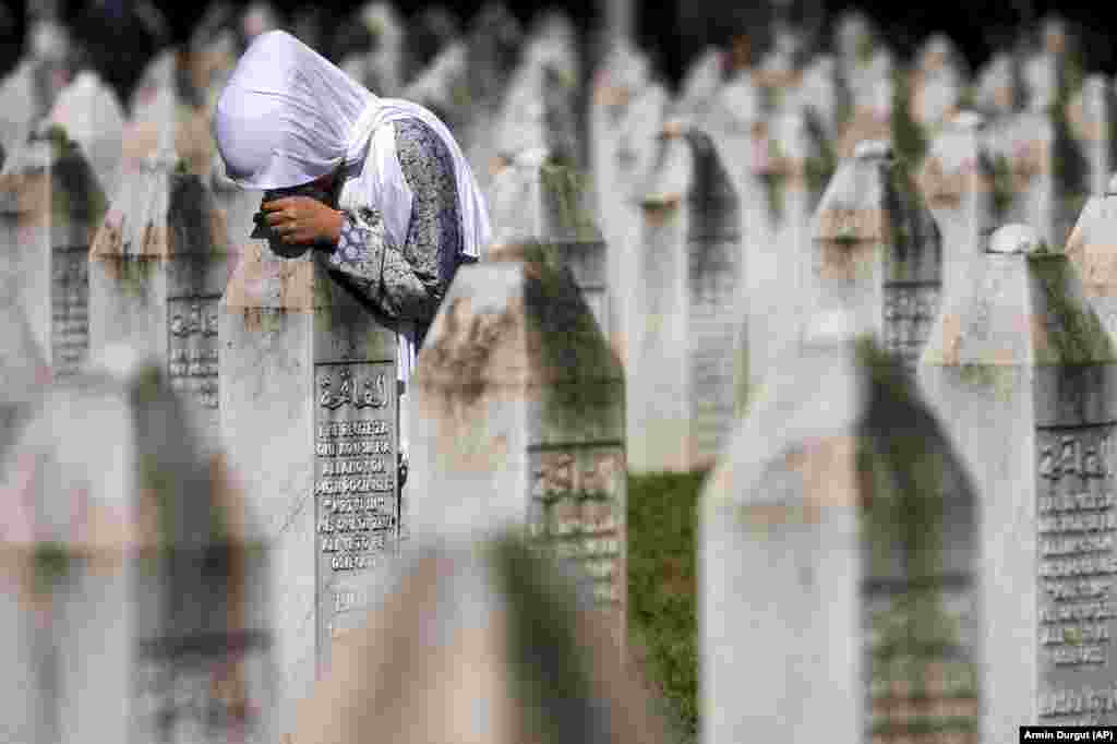 Detalj sa obilježavanja 29. godišnjice genocida u Srebrenici u Memorijalnom centru Srebrenica - Potočari.