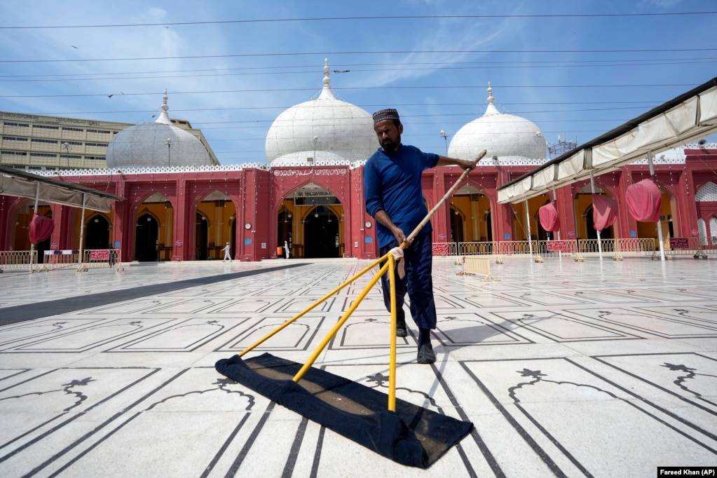 Një pakistanez pastron një xhami në Karaçi në prag të nisjes së Ramazanit. 9 mars 2024.&nbsp;