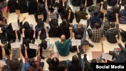 Studenți protestând într-o universitate din Iran