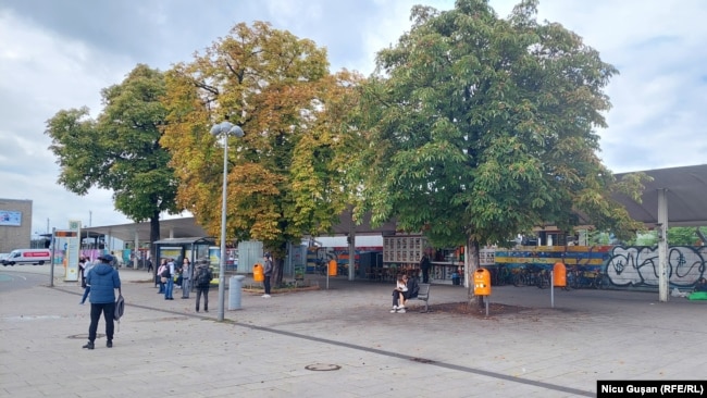 Piazza Eugeniu Botnari si trova di fronte alla più grande stazione ferroviaria di Berlino Est, nel quartiere di Lichtenberg