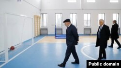 Baş nazir Nikol Paşinyan Lori vilayətində yeni təmir edilmiş məktəbin idman zalı ilə tanış olur