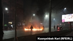 Полиция применила спецсредства для разгона протестующих в ночь с 4 на 5 января 2022 года в Алматы