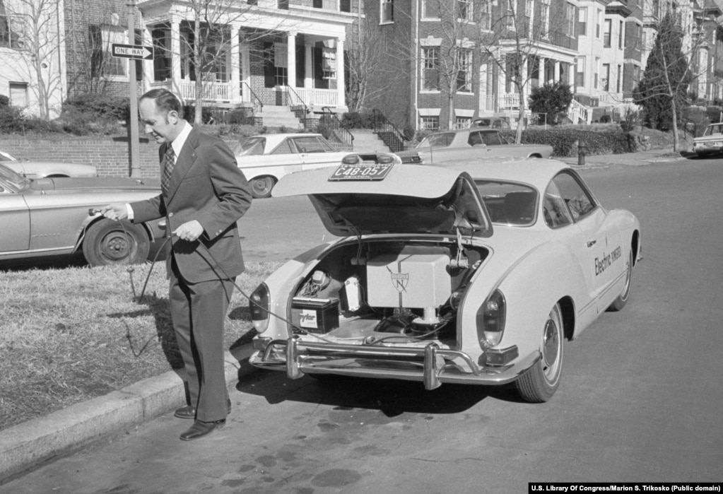 Një burrë duke u përgatitur të furnizojë automjetin e tij elektrik në një vend të paidentifikuar në Shtetet e Bashkuara, në shkurt të vitit 1974.