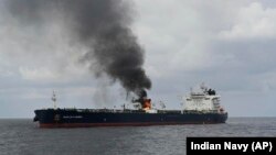 Горящият петролен танкер "Марлин Луанда" след атака в Аденския залив от страна на йеменските бунтовници хути на 27 януари.
