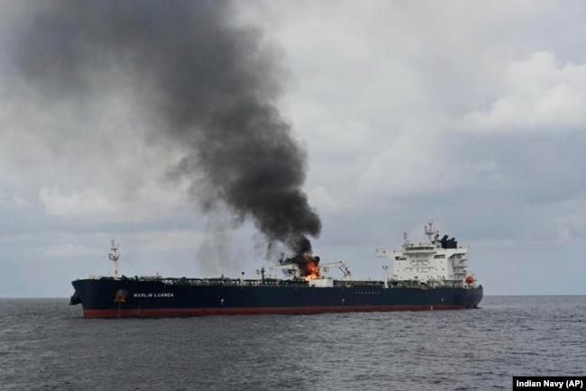 Naftni tanker Marlin Luanda u plamenu 27. januara nakon raketnog napada u Adenskom zaljevu od strane jemenskih Huti pobunjenika koje podržava Iran.