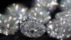 Diamante prezentate de producătorul rus Alrosa, în 2019. Compania a suferit în 2023 o reducere cu 7% a profitului net, echivalent cu 975 de milioane de dolari, potrivit presei internaționale de specialitate. (Foto: REUTERS/Maxim Shemetov, 13 februarie 2019)