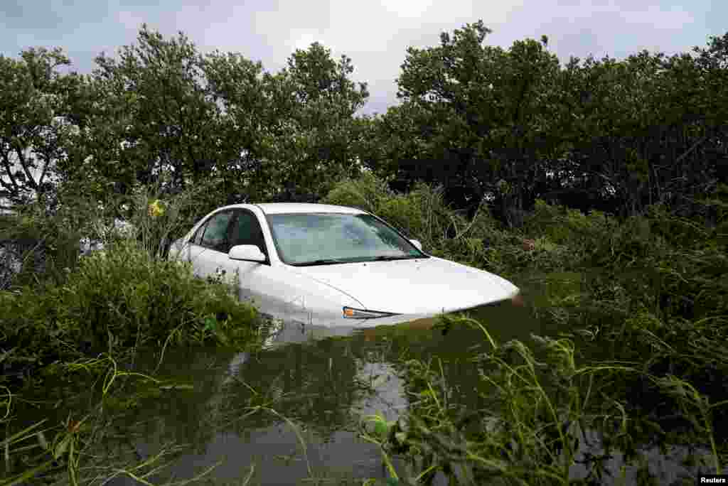 Një automjet i zhytur në ujë në Cedar Key, Florida, SHBA.