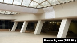  Рушащата се мазилка е обезопасена с платнища, 11 декември 2023 година 