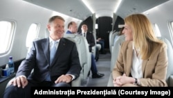 Președintele României, Klaus Iohannis (stânga) în timpul unei deplasări către Chișinău, alături de președinta Parlamentului European, Roberta Metsola. 