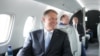 Președintele Klaus Iohannis, în avion spre Republica Moldova, unde a participat la cel de-al doilea Summit al Comunității Politice Europene, iunie 2023.