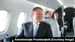 Președintele Klaus Iohannis, în avion spre Republica Moldova, unde a participat la cel de-al doilea Summit al Comunității Politice Europene, iunie 2023.