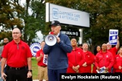 Joe Biden la greva muncitorilor din industria auto în septembrie 2023, în statul Michigan.