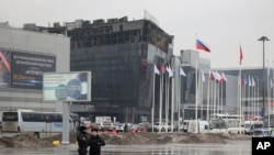 Ruska policija dan nakon oružanog napada na koncertnu dvoranu Crocus City, zapadno predgrađe Moskve, 23. marta 2024.