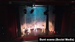 Scena iz predstave "IzloŽene", nezavisne teatarske scene "Bunt" koja se bavi temom nasilja nad ženama 
