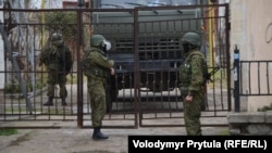 Вооруженные люди в камуфляже (как стало известно впоследствии – российские военнослужащие) блокируют украинскую воинскую часть в Симферополе, Крым, 04 марта 2014 г.