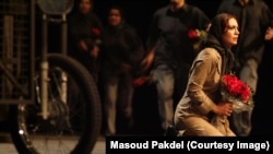 مژده شمسایی در نمایش «مجلس شبیه در ذکر مصائب استاد نوید ماکان و همسرش مهندس رُخشید فرزین»