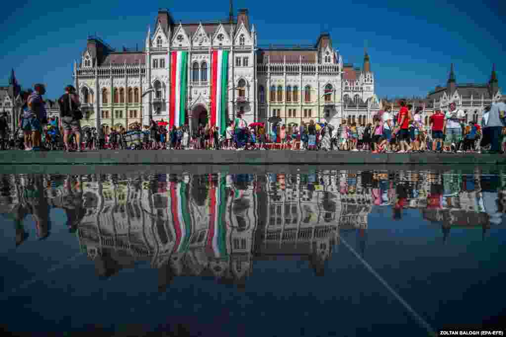 Oamenii stau la coadă pentru a vedea părți ale Parlamentului Ungariei care sunt deschise publicului, la Budapesta, pentru a marca sărbătoarea națională a țării în onoarea regelui Ștefan I.