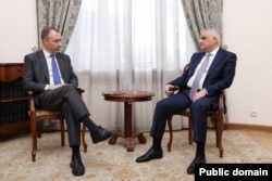 Armenia's Deputy Prime Minister Mher Grigorian (right) meets with Toivo Klaar, the EU's special representative in the South Caucasus, on January 18 in Yerevan. Klaar did not visit Baku.