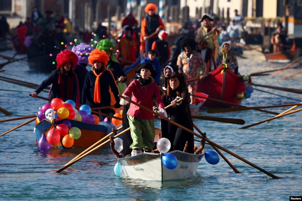 Pjesëmarrësit e paradës së karnevalit në Kanalin e Madh.
