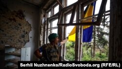 Український прапор і люди, які його захищають: фотосвідчення воєнкора Радіо Свобода
