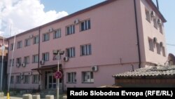Sporna zgrada u kojoj deluju četiri institucije Srbije, naselje Bošnjačka mahala u Severnoj Mitrovici, 23. avgust 2023.