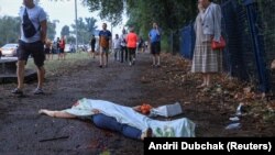 Орус армиясынын соккусунан мерт кеткен аялдын сөөгү. 10-август, 2023-жыл. Запорожье шаары.