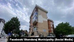 Një ndërtesë banimi në Skenderaj, e dëmtuar si pasojë e stuhisë që goditi qytetin e Kosovës më 2 korrik, 2024.