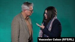 Gazda podcastului „Cultura la frontieră”, Vitalie Ciobanu și scriitoarea Tatiana Niculescu