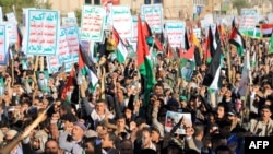 Хуситы скандируют лозунги и размахивают палестинскими флагами во время марша солидарности с жителями сектора Газа. Сана, 24 ноября 2023 года.