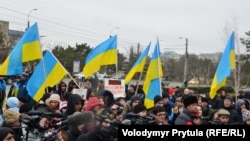 На проукраїнському мітингу на захист територіальної цілісності України біля пам'ятника Тарасу Шевченку в Сімферополі. Крим, 11 березня 2014 року