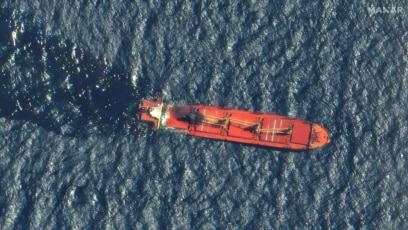 Кораб атакуван от йеменските бунтовници хути е потънал в Червено
