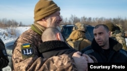 گروهی از سربازان اوکراینی که از اسارت روسیه آزاد شده اند. 