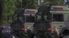 Dy ushtarë të Forcës së Sigurisë së Kosovës duke qëndruar pranë kamionëve ushtarakë që Gjermania ia dhuroi Kosovës të enjten, 11 prill.