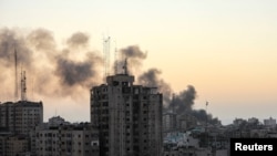 Дым после израильских ударов по группировке ХАМАС в городе Газа, 7 ноября 2023 года.