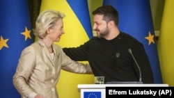 Ukrainian President Volodymyr Zelenskiy (right) and European Commission President Ursula von der Leyen attend a press conference in Kyiv on November 4.