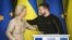 Președinta Comisiei Europene, Ursula von der Leyen, a fost într-o vizită la Kiev în ajunul publicării raportului CE. Pe 4 noiembrie, a ținut o conferință de presă cu președintele ucrainean Volodimir Zelenski.