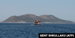 Brod plovi prema ostrvu Sazan, oko 140 km jugozapadno od glavnog grada Albanije, Tirane.