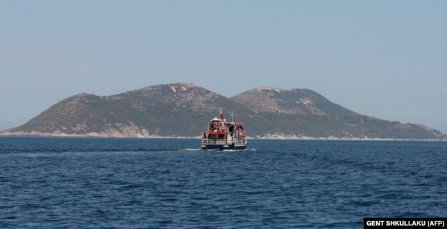 Një anije turistike duke lundruar drejt ishullit të Sazanit, rreth 140 km në jugperëndim të kryeqytetit të Shqipërisë, Tiranës.