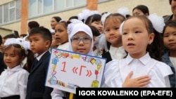 Prima zi de școală pentru cei mai mici elevi la o școală de lângă Bișkek, pe 2 septembrie 2024. Din cauza înăspririi legislației rusești, micii kârgăzi repatriați cu familiile lor rămân adesea cu lacune educaționale.