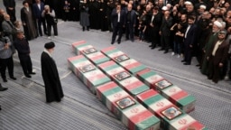 علی خامنه‌ای بر سر جنازه فرماندهان سپاه حاضر شد