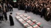 Lideri suprem i Iranit, Ayatollah Ali Khamenei, duke i shikuar arkivolet e pjesëtarëve të IRGC-së, të cilët u vranë nga një sulm ajror në Damask, gjatë ceremonisë së varrimit të tyre në Teheran, 4 prill.