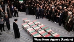 Lideri suprem i Iranit, Ayatollah Ali Khamenei, duke i shikuar arkivolet e pjesëtarëve të IRGC-së, të cilët u vranë nga një sulm ajror në Damask, gjatë ceremonisë së varrimit të tyre në Teheran, 4 prill.